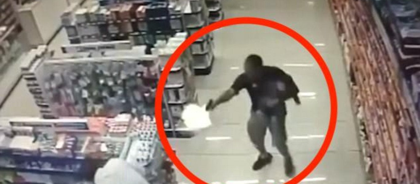 Αστυνομικός κρατάει το παιδί του στην αγκαλιά και πυροβολεί κλέφτες! (εικόνες, βίντεο)
